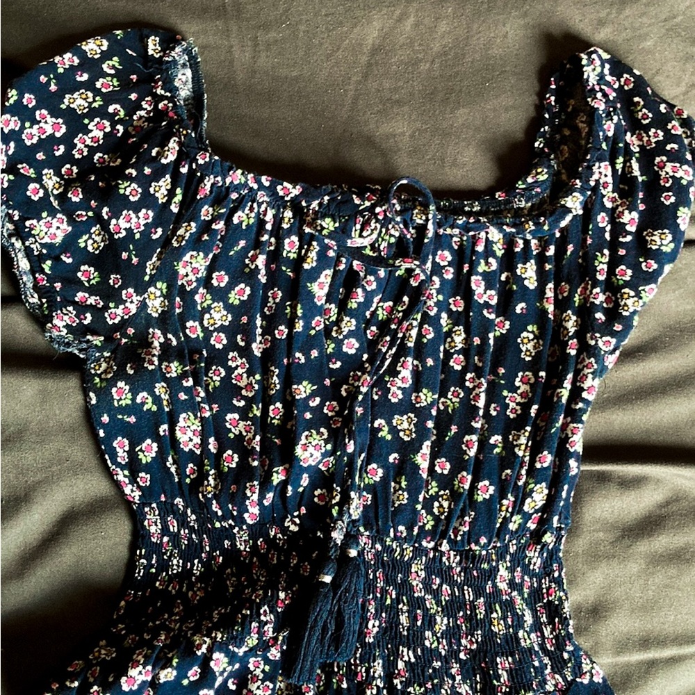 Selling beautiful navy dress with flowers size small fits medium knee length